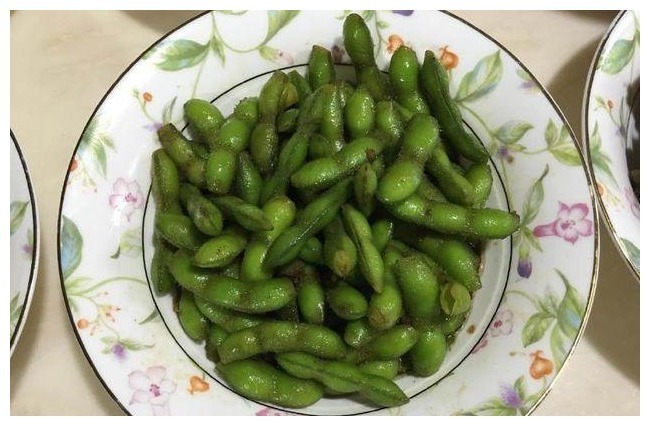 岳父母来家里做客，当天我特意做一桌菜招待，饭后岳母夸我厨艺好