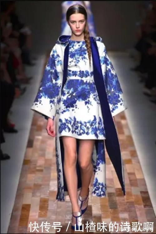 搭配|“女神”颜丹晨身着一件青花瓷套装,她的双腿是亮点