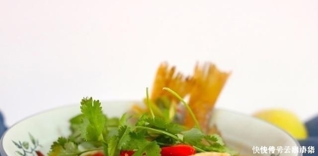 烧鱼时,用料酒还是啤酒大厨透露都不对,加它鱼肉不腥还鲜嫩