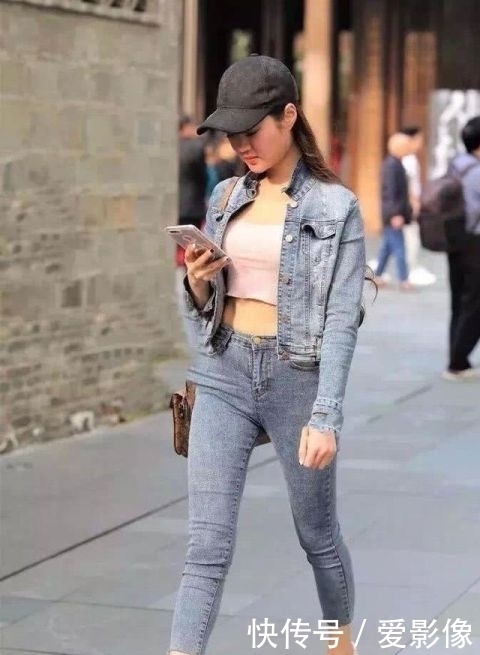 街拍美女:小姐姐发型是螺旋卷发,集一身牛仔走路带风!