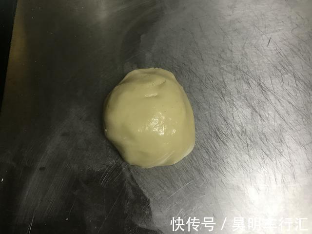 做酥点不用猪油也能酥掉渣，咬一口满嘴香，放三天不变样，吃不够