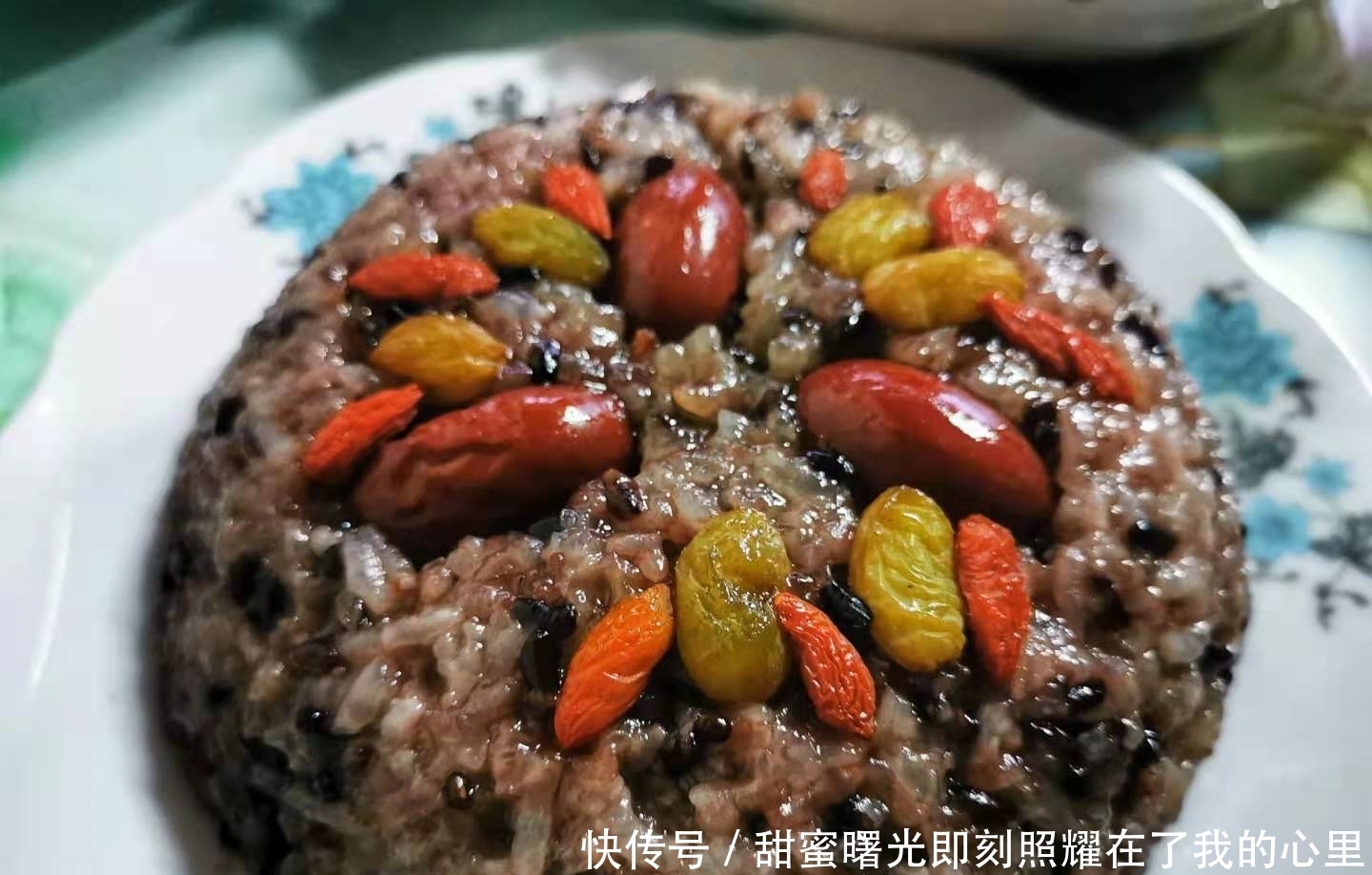 老家的年夜饭，14道家常菜摆满了八仙桌，8道热菜中只有2道是蔬菜