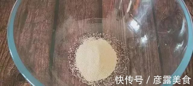 早餐饼的新吃法,不揉面不擀面,筷子一搅,比包子油条好吃,真香