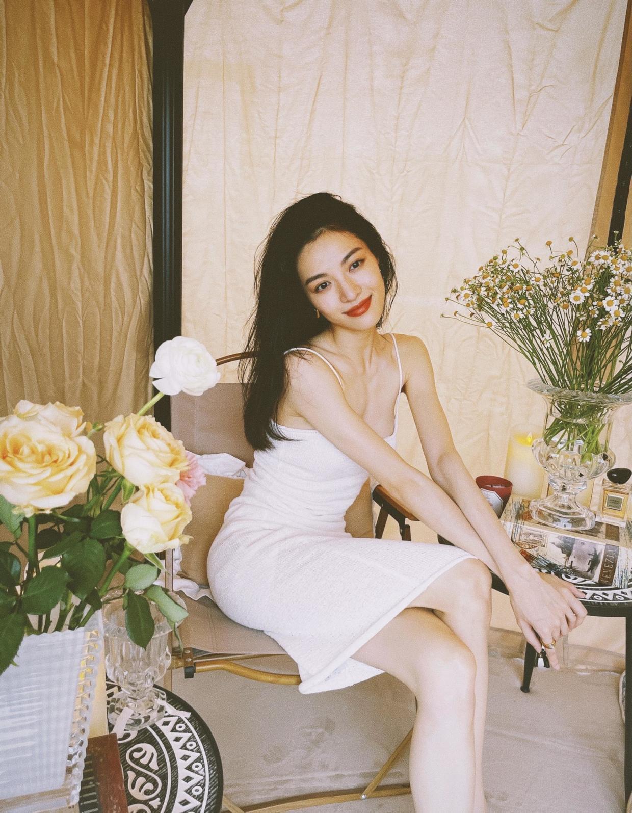 造型|郑合惠子的机场造型清爽洋气,吊带搭配格纹长款,又飒又美