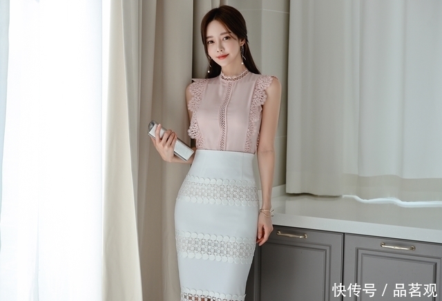 浅粉波纹无袖雪纺衫搭配花纹相间包臀裙,展现孙允珠清凉气质