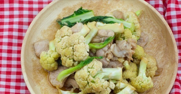 炒花菜前,先过油还是先焯水大厨教你正确做法,花菜又香又入味