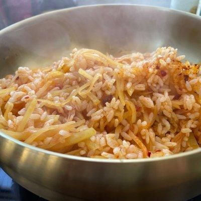 大厨教你这么做辣白菜土豆丝炒饭，分分钟就可以学会