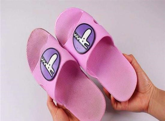 拖鞋穿久了有黑垢洗不干净?学会两个小技巧,拖鞋立马干净如新