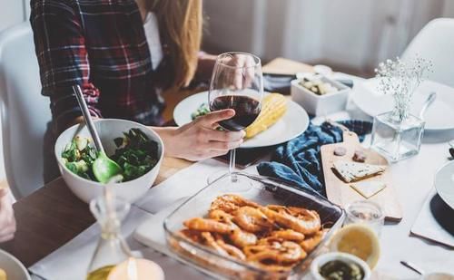 女性朋友|长时间不吃晚饭的人，除了会变瘦外，或还会面临这4个问题