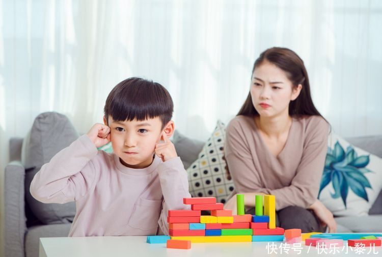 孩子|儿子一上学就喊肚子疼,父母责怪孩子骗人,知道真相后父母很自责