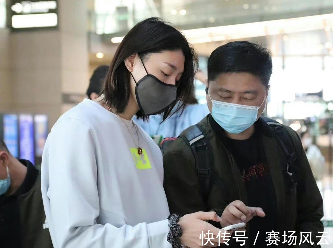 排超联赛|上海女排出征排超联赛！金软景与杨婕合影，依靠2外援与天津争冠