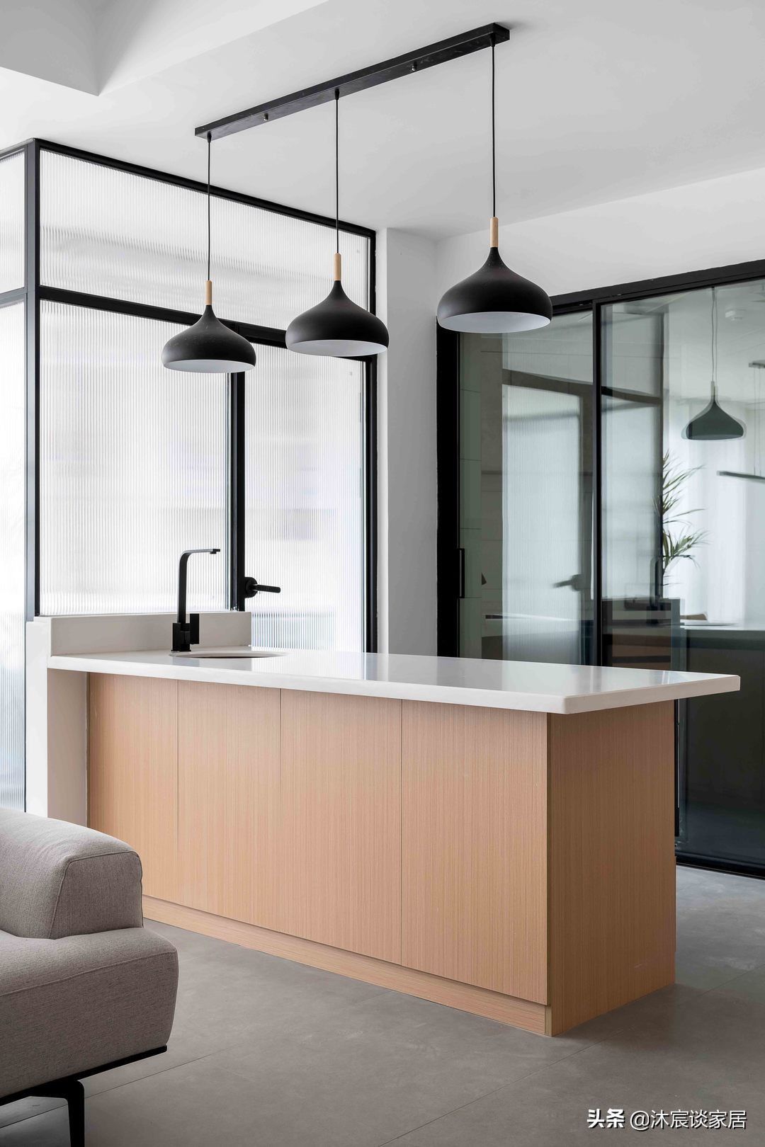 吧台|重庆夫妻的新家,因太会装修而走红,凭白墙与原木就让家温馨治愈