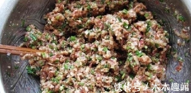 小厨|做饺子馅时, 不要只会放油, 记住3个窍门, 饺子又香又鲜, 还入味