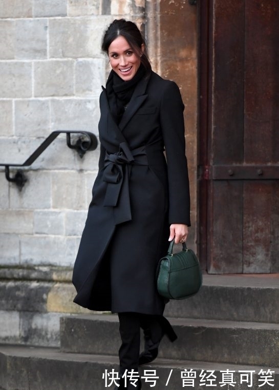 梅根王妃挺“孕妇肚”又穿黑色连衣裙!搭卡其色风衣,时髦又洋气