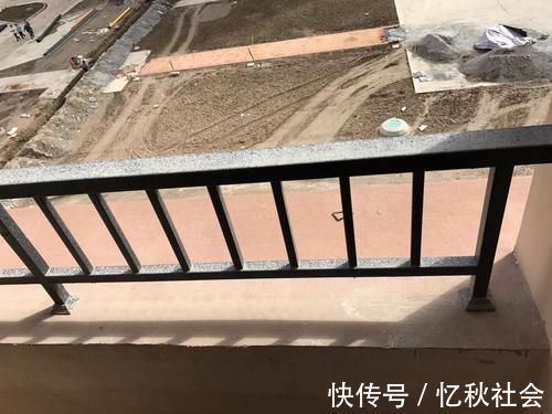 晾衣架|房子买在腰线层,阳台外面腰线宽50公分,比别的户型晒东西更方便