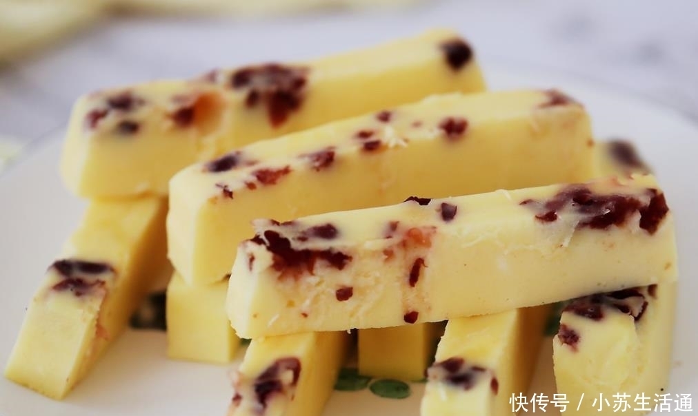 1瓶酸奶,1把蔓越莓,做成酸奶糕,不用打发不用烤,好吃不上火