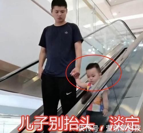 儿子|爸爸偷带儿子逛商场,坐电梯时偶遇妻子,爷俩装作看不见