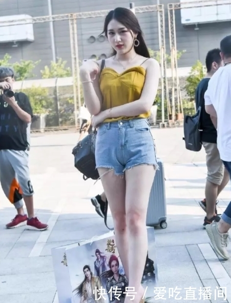 丰腴|街拍:面若桃花的妹子,丰腴有致,潮流的穿衣风格你喜欢吗?