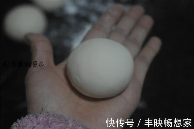 蒸馒头和包子,要学会“三次醒发”,不然出锅后死皮、塌陷口感差