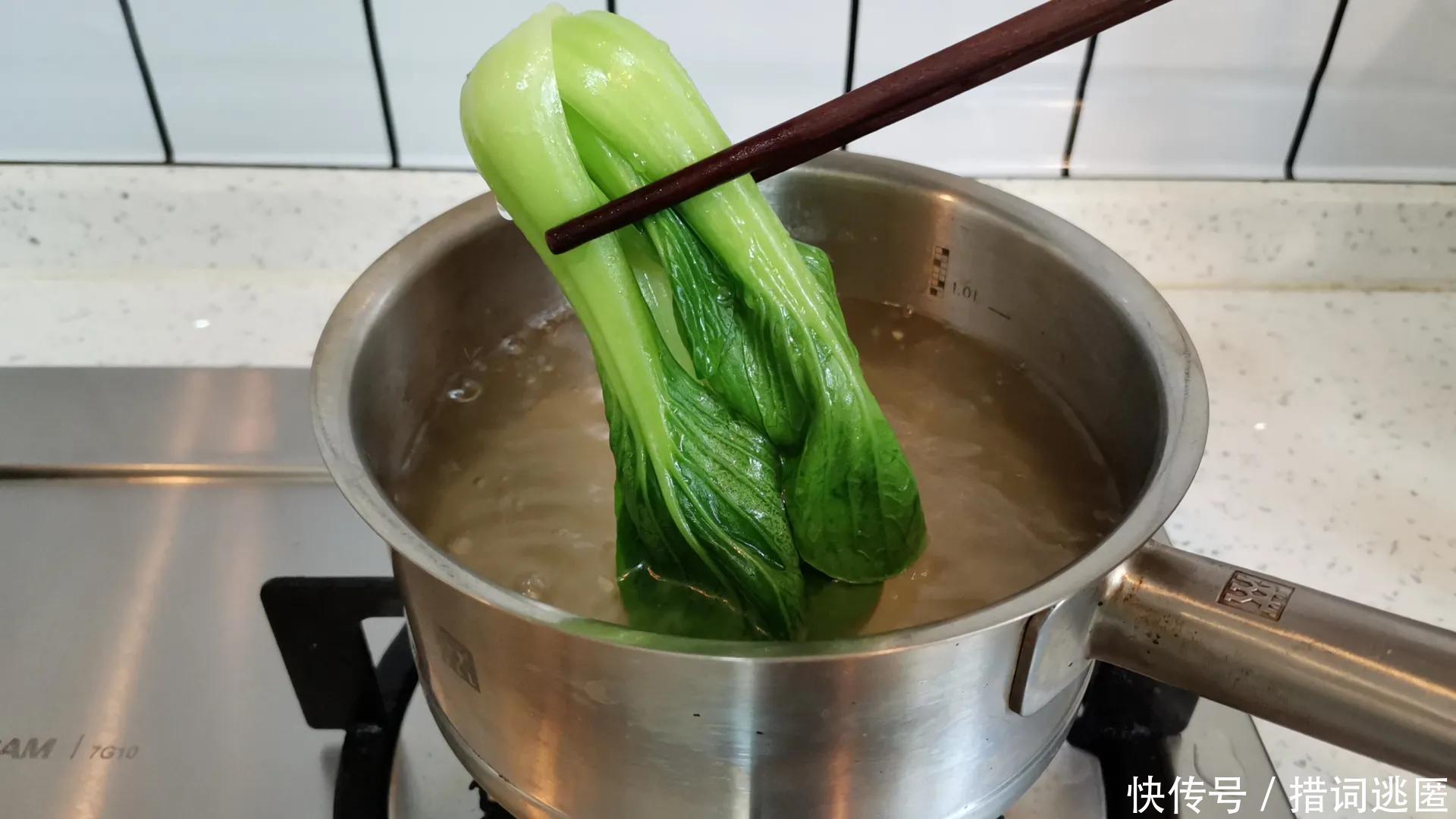 广东腊味煲仔饭怎么做才好吃记住关键这两步,焦香美味超过瘾