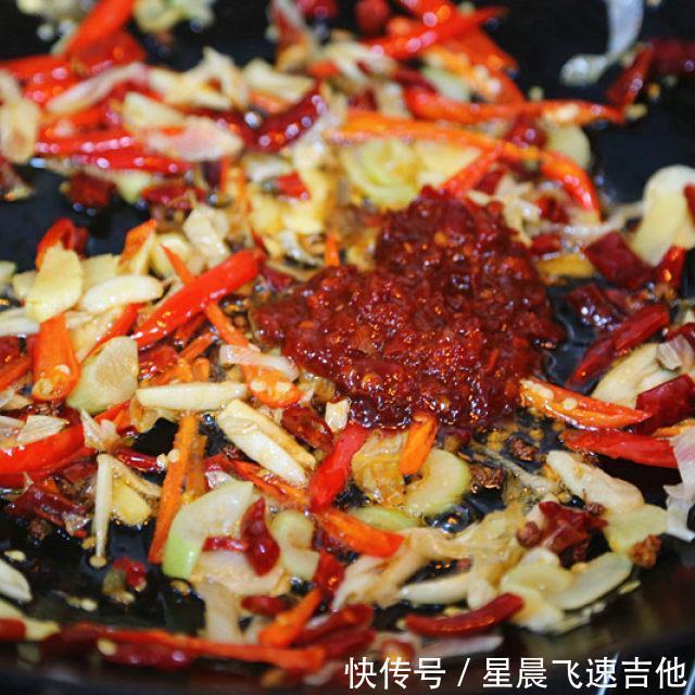 毛豆|香辣毛豆米炒小鱼干,看起来好开胃的样子