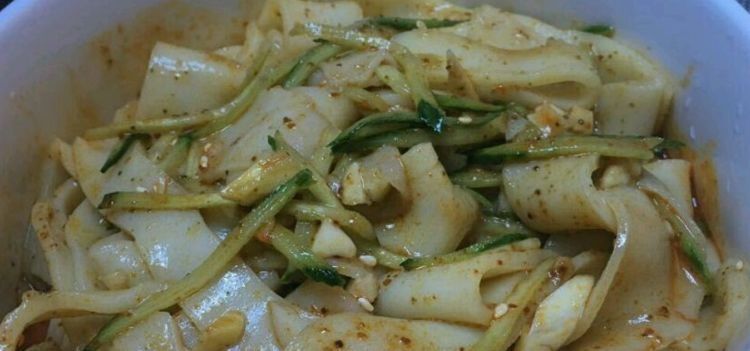 比带汤的臊子面好吃，正宗老陕味道，好吃的红油面皮，5分钟搞定