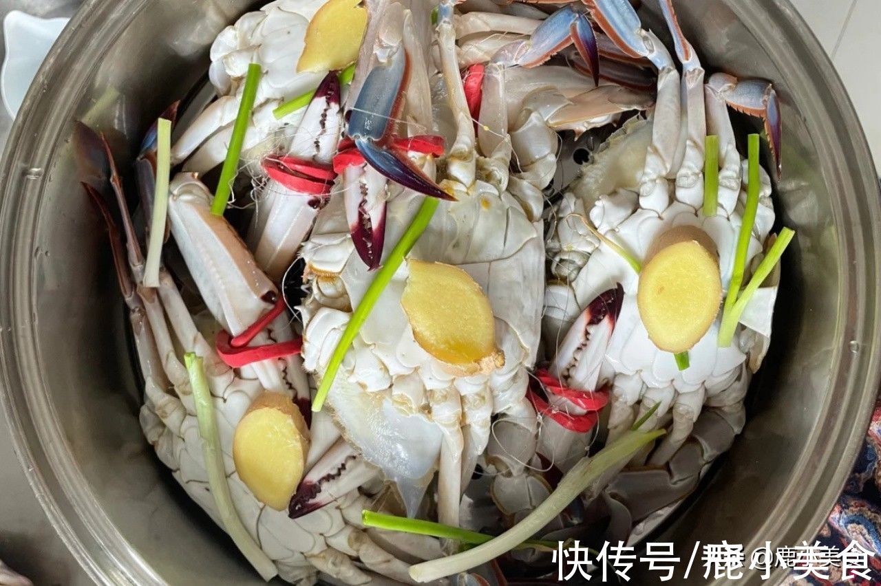 好吃|梭子蟹怎样蒸才好吃？用冷水还是热水？教你方法，锁鲜锁汁肉肥美