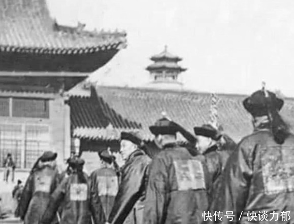 老照片|晚清时期老照片:图三一群男人喝酒划圈,最后是风尘女子