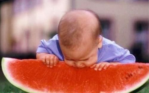 愣住|看看各国吃西瓜的方式,忍了中国,忍了韩国,看到印度的愣住了
