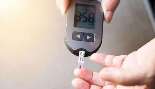 血液粘稠|善意提醒：想要控制血糖，饮食中应该少吃三种食物，要留意