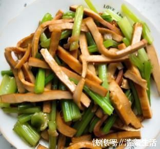 豆干儿|炒芹菜时，不要直接下锅炒！再加这一步，芹菜香脆可口，吃不够