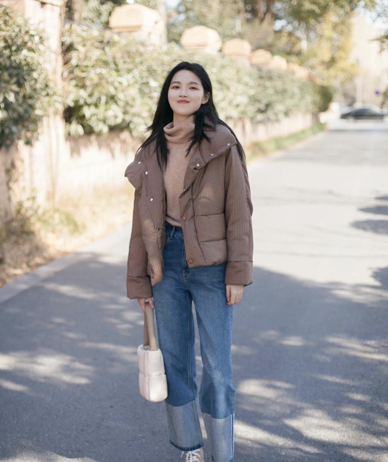 直筒|奔三奔四的女性如何选牛仔裤,掌握这几个搭配方法,洋气又减龄