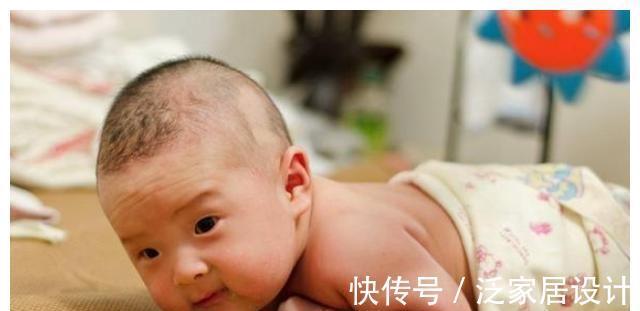 大动作|孩子几时会坐、爬、站?一岁前宝宝大动作发育表,妈妈要牢记