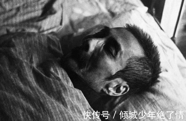 五四运动!鲁迅的遗容石膏上,粘有他20根胡须2根眉毛,因此成了一级文物