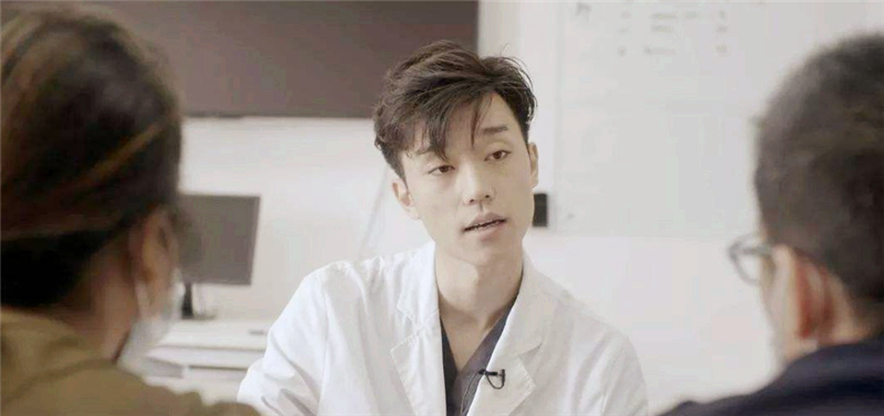 “中国最帅医生”徐晔，25岁博士毕业，高颜值意外走红却感困扰