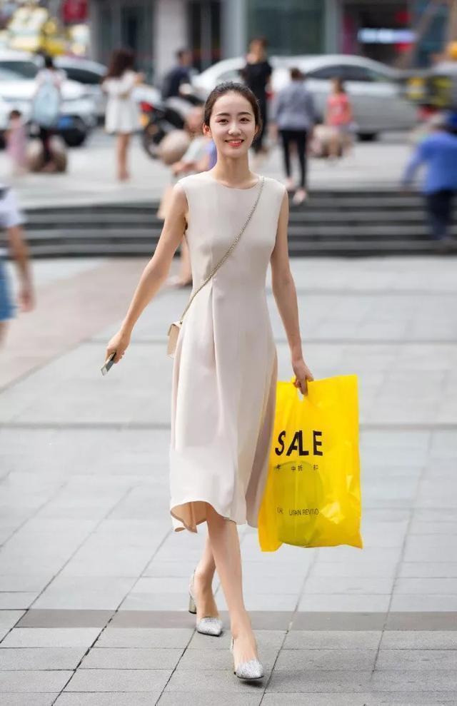 街拍:时尚姐妹花,简洁搭配帅气大方,优美身姿优雅不凡