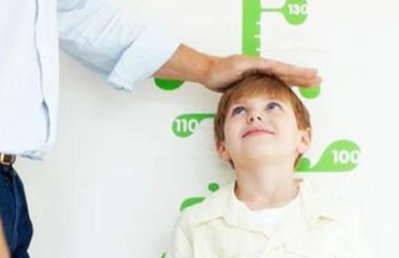 猛涨期|孩子发育有三个猛涨期,还有4个暗号,暗示长高进入尾声