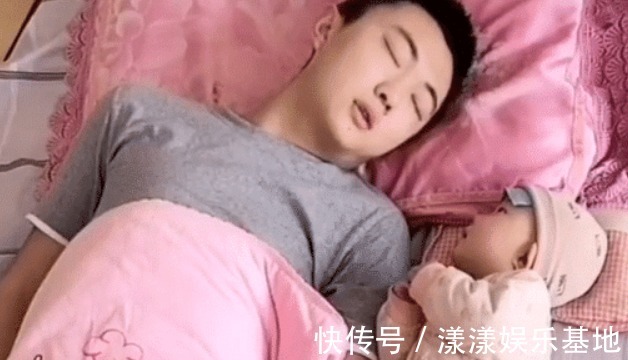 带娃|“超怂怂奶爸”抢娃被子盖火了,被发现后吓得窝成一团瑟瑟发抖