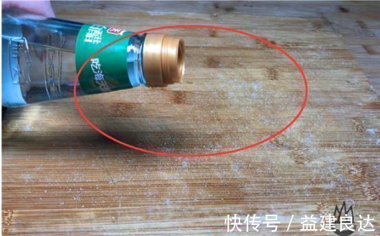 菜板脏了,万万不可用洗洁精洗,教你一招,立马干净如新还不发霉