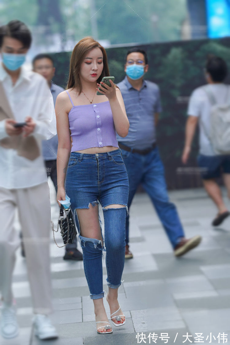 好身材|美女街拍:吊带背心搭配牛仔喇叭裤,展现靓丽的好身材,更具时尚格调