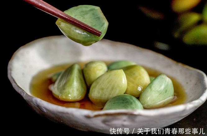 腌腊|腌腊八蒜,学会2挑选1技巧,7天就变绿,酸香脆爽,一次就成功