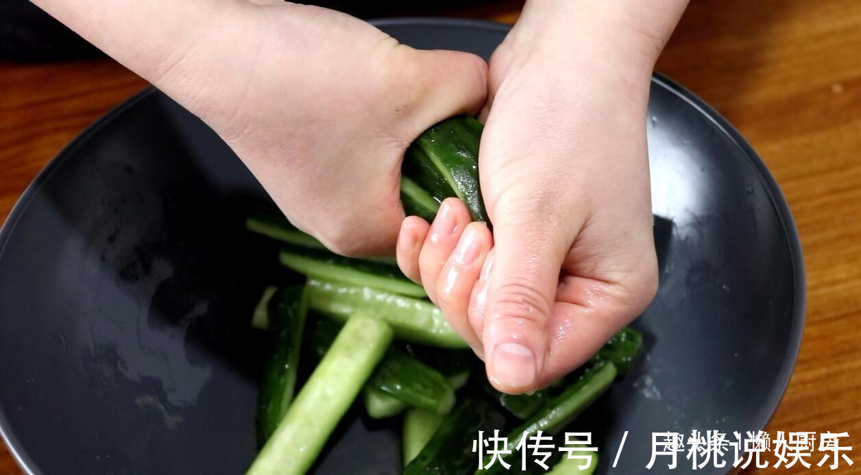 教你黄瓜最好吃的做法,脆嫩爽口,开胃解油腻,比大鱼大肉都好吃