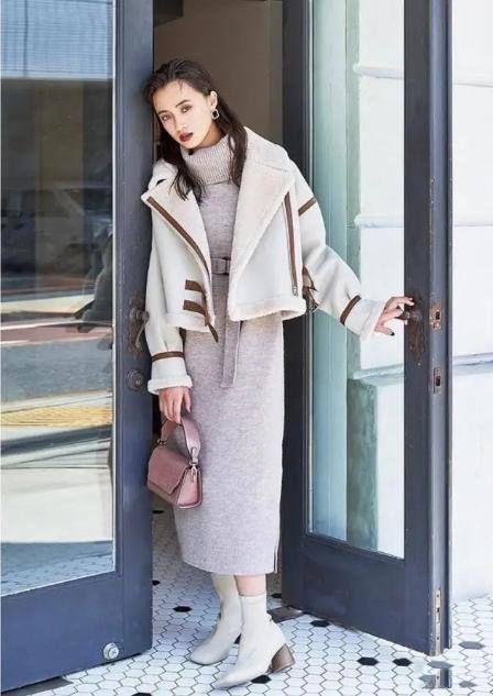 最近火了一种穿法：羊羔毛外套+裙装，时髦不冻人，潮人都上头了