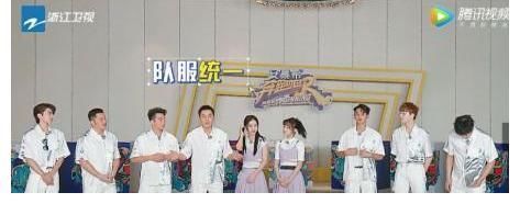 李晨被球砸到后，谁注意baby的反应，两人关系好坏一目了然