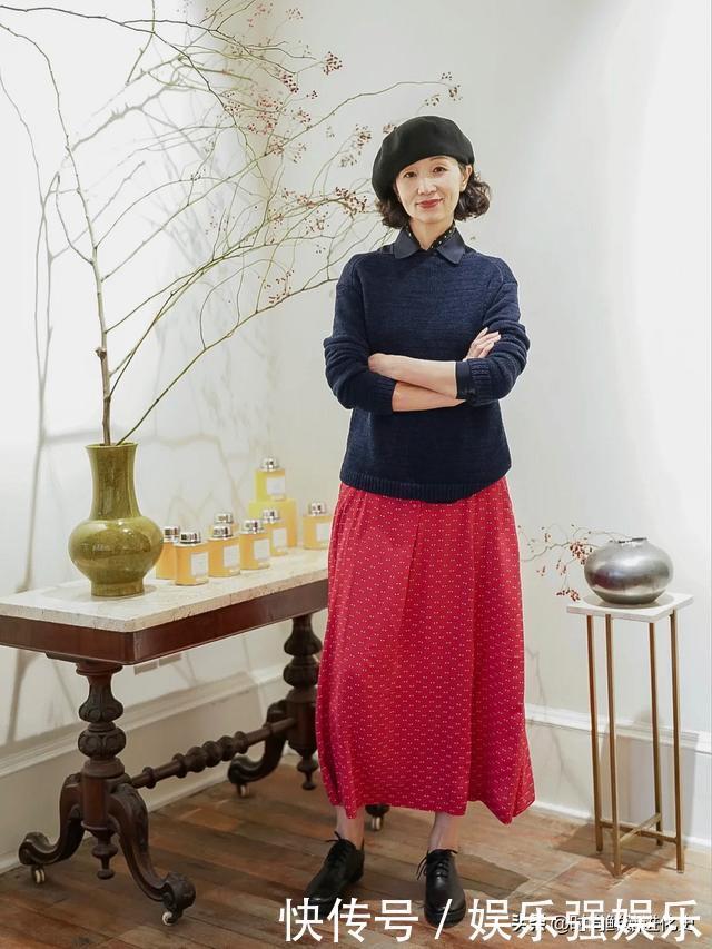 50岁左右的女人,冬天别穿得太老气!教你基础搭配法,时髦减龄