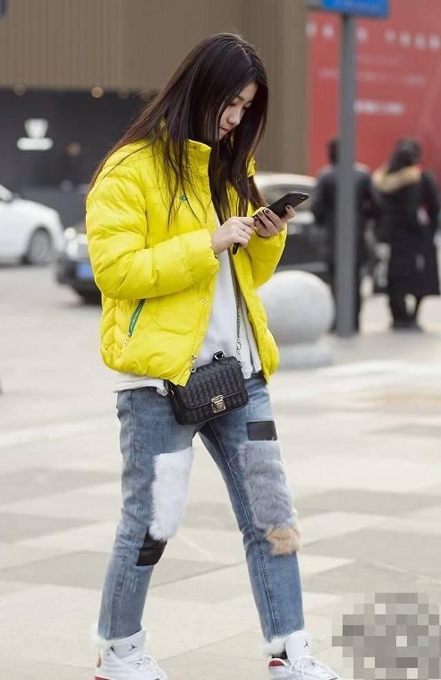 小姐姐身穿一条淑女范的露肩小裙子,搭配很有魅力