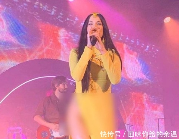 美国女歌手穿越南旗袍露大腿越南网友气坏 快穿上裤子 快资讯