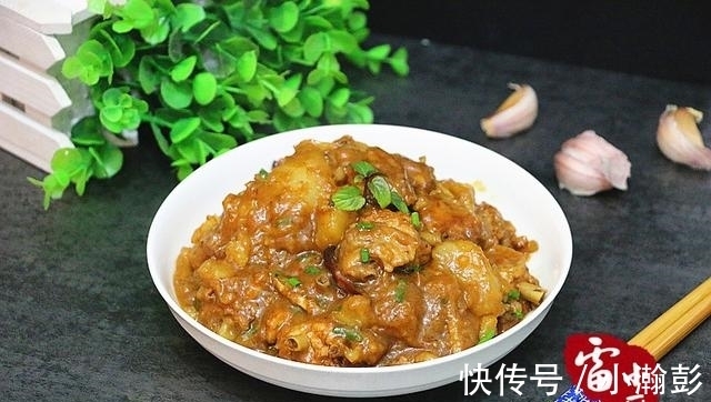 花样|鸡翅别再红烧了,换个花样加它一起烧,喷香下饭,一盘转身就没了