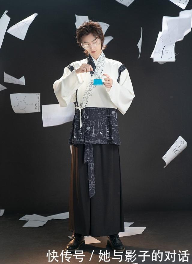 形制$店家真会玩,把“它”融入汉服,网友谁敢穿这个去考试