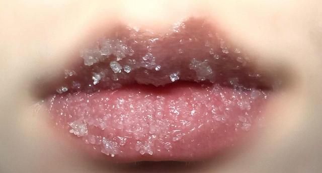 唇皮|嘴唇干裂如何快速“修复”?睡前简单三招,唇干女生“秒变嘟唇”